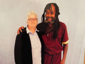 Mumia Abu-Jamal mit Noelle Hanraham (Prison Radio=